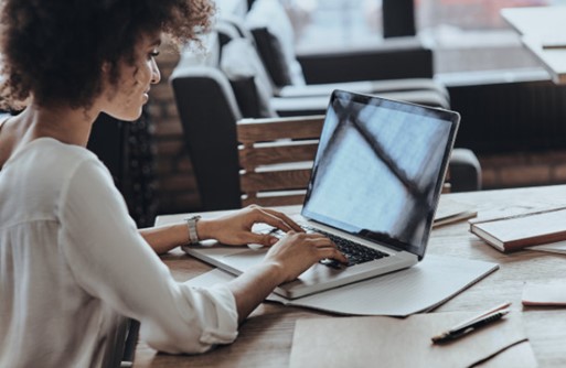 Ů�������ھ��ͷ�